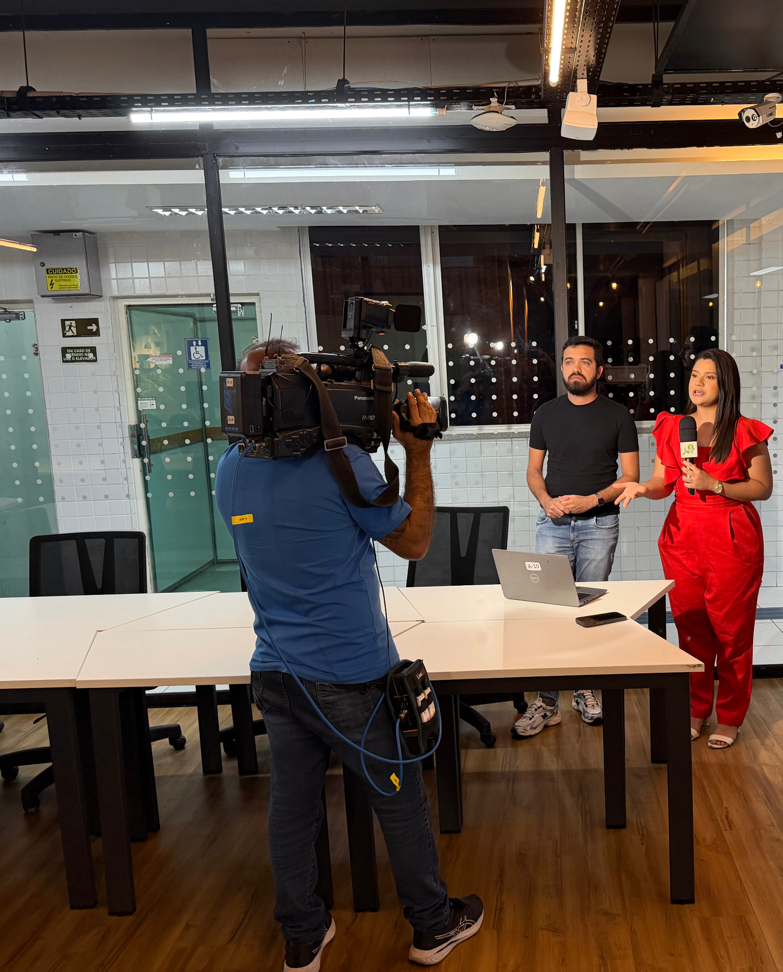 Italo Abreu sendo entrevistado pela TV Verdes Mares — afiliada Rede Globo no Ceará